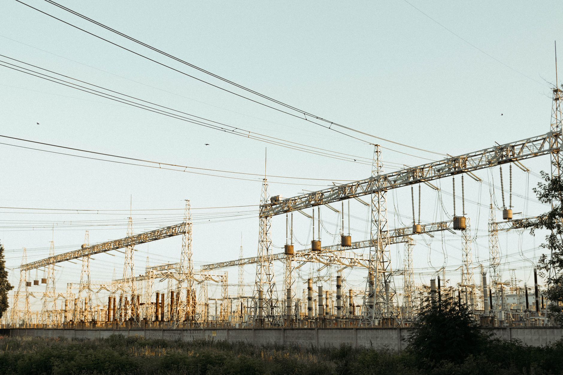 Umspannwerk mit Hochspannungsleitungen als kritische Infrastruktur